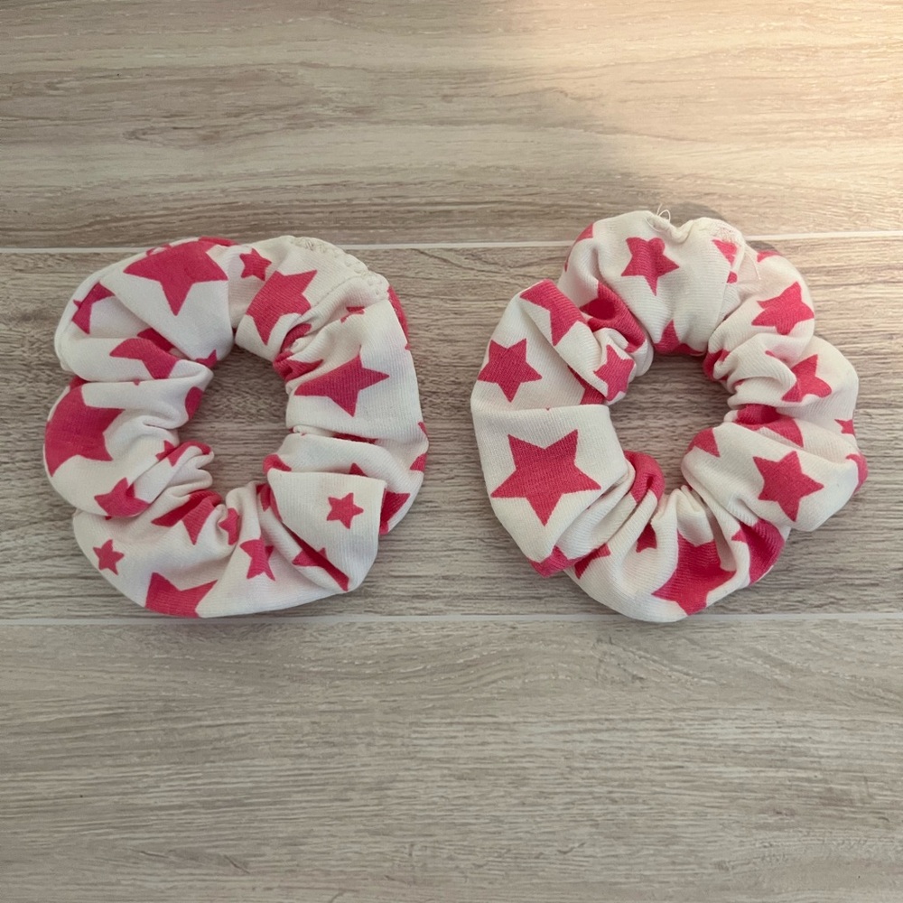Handmade medium size scrunchies, color white and pink.